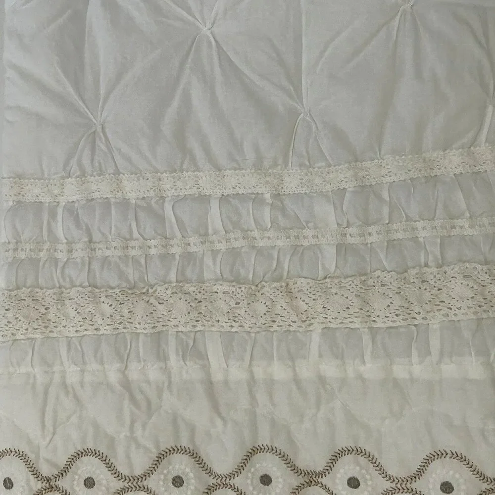 Pottery Barn Kids Baby Toddler Quilt White Embroidered Metallic Flowers Tassels